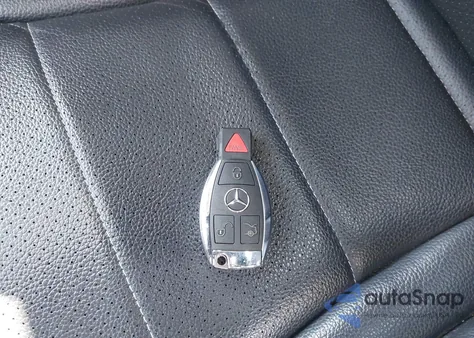 2015 Mercedes-Benz C 300 4Matic z USA, uszkodzony, nr VIN 55SWF4KB6FU034628